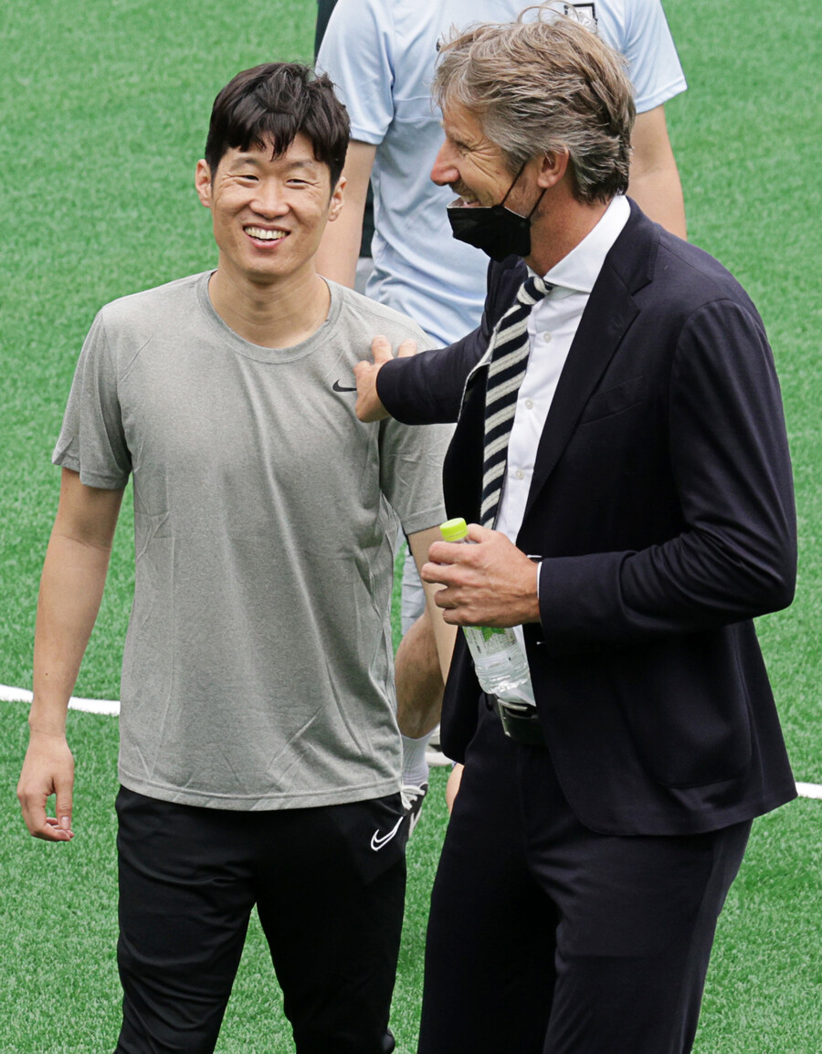 ▲ 5일 서울월드컵경기장 보조경기장에서 열린 2002 레전드 매치에서 맨체스터 유나이티드 시절 동료였던 박지성 전북 현대 어드바이저와 대화를 나누는 에드윈 판 데르 사르 아약스 최고경영자(CEO, 왼쪽부터) ⓒ연합뉴스
