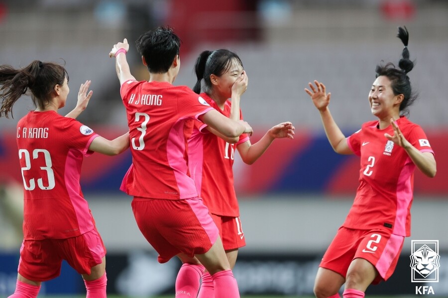 ▲ 8일 오후 서울월드컵경기장에서 콜린 벨 감독이 이끈 여자축구 대표팀이 아이티를 상대로 한 월드컵 출정식 경기에서 2-1로 이겼다 ⓒ 대한축구협회