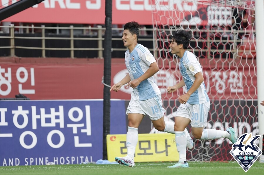 ▲ 수원FC의 윤빛가람이 인천 유나이티드전에서 두 골을 넣었다(사진 위). 울산 현대 주민규는 포항 스틸러스와의 동해안 더비에서 골맛을 봤다(사진 아래).