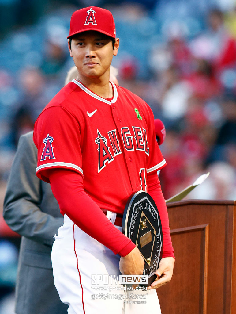 ▲ 지난 2021년 MVP 상패를 받고 있는 오타니. 또 하나의 상을 추가할 수 있을까.