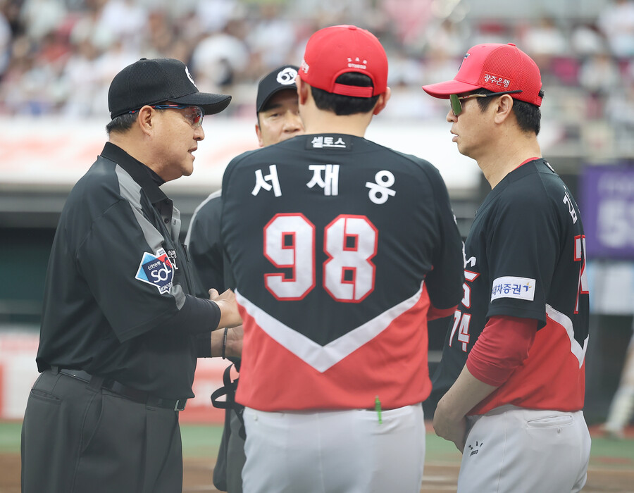 ▲ 4회말 최수원 심판팀장(왼쪽)이 KIA 코치진에 산체스의 이중키킹에 관해 설명하고 있다. ⓒKIA 타이거즈