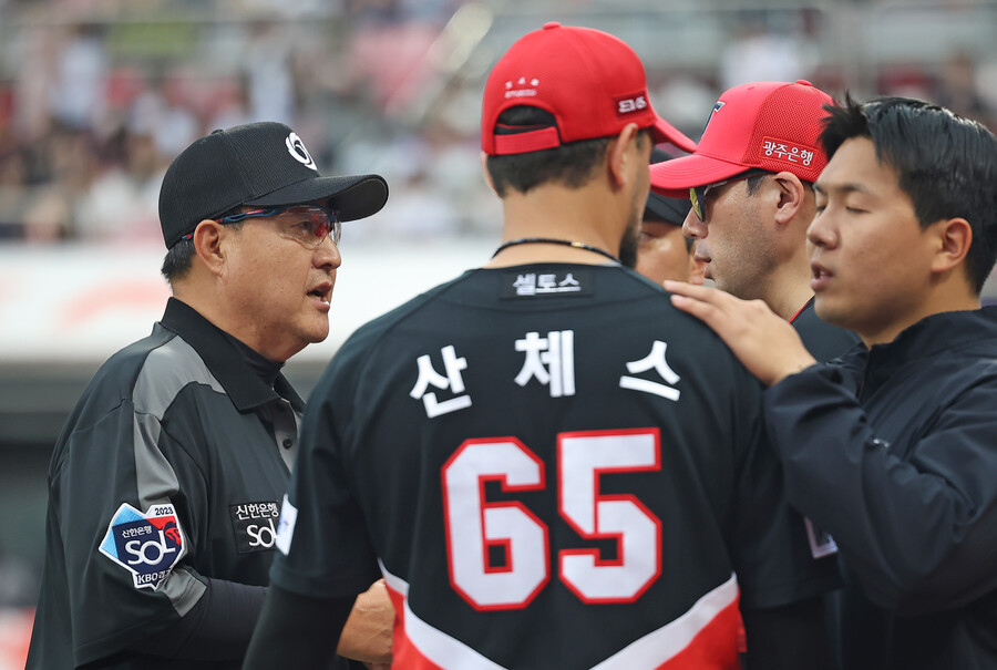 ▲ 함께 설명을 듣고 있는 산체스(65번). ⓒKIA 타이거즈