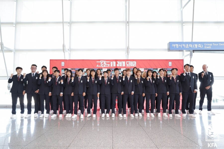▲ 10일 오후 인천국제공항 1터미널을 통해 한국 여자축구 대표팀이 호주-뉴질랜드 여자월드컵을 위해 출국했다 ⓒ 대한축구협회