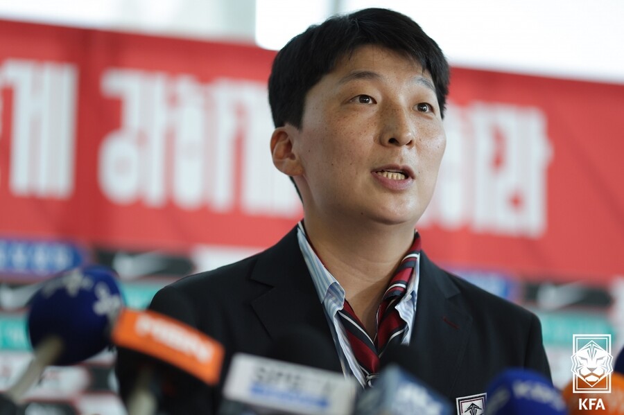 ▲ 10일 오후 인천국제공항 1터미널을 통해 한국 여자축구 대표팀이 호주-뉴질랜드 여자월드컵을 위해 출국했다. 출국에 앞서 선수단이 취재진의 질문에 답하고 있다 ⓒ 대한축구협회
