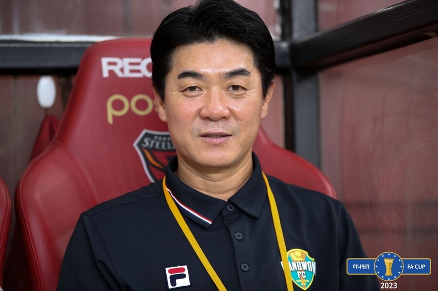 ▲ 최원권 대구FC 감독(사진 위), 윤정환 강원FC 감독(사진 아래). ⓒ대한축구협회
