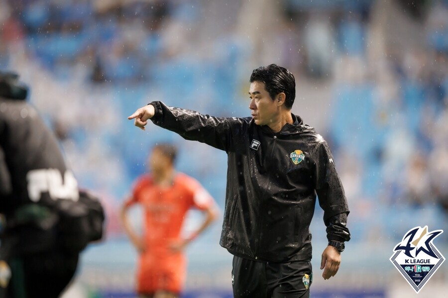 ▲ 윤정환 강원FC 감독. ⓒ한국프로축구연맹