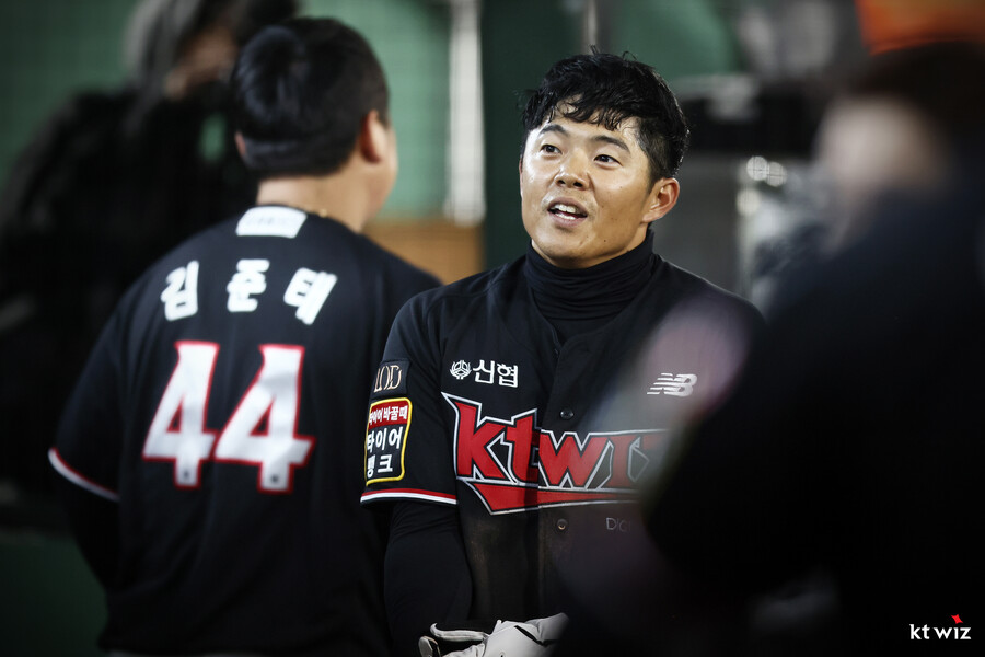 ▲ 조용호가 동료의 축하를 받고 있다. ⓒkt 위즈
