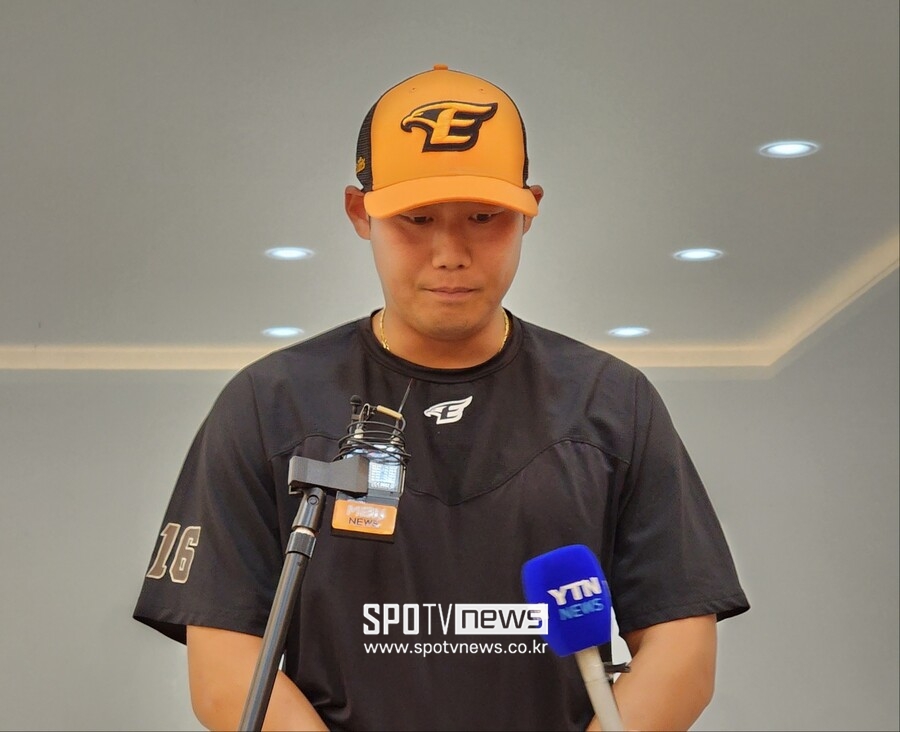 ▲ 사과하는 하주석. ⓒ잠실, 박정현 기자