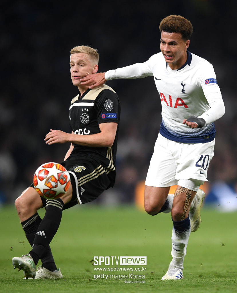 ▲ 아약스 시절의 도니 판 더 베이크는 최고였다. 2018-19 유럽축구연맹 챔피언스리그 4강 1차전에서는 토트넘 홋스퍼를 상대로 결승골을 넣으며 1-0 승리도 이끌었다.