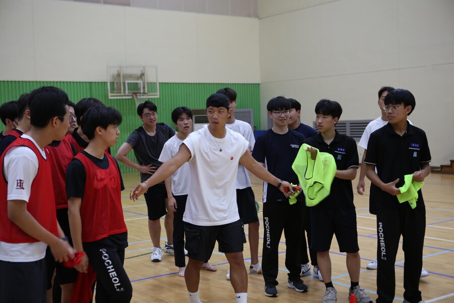 ▲ 3일 황희찬이 모교인 포항제철고를 방문해 장학금 3천만원을 전달했다 ⓒ 연합뉴스