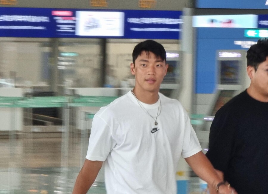 ▲ 12일 오전 인천국제공항에서 황희찬이 런던 출국을 앞두고 취재진과 팬들을 만났다 ⓒ 연합뉴스