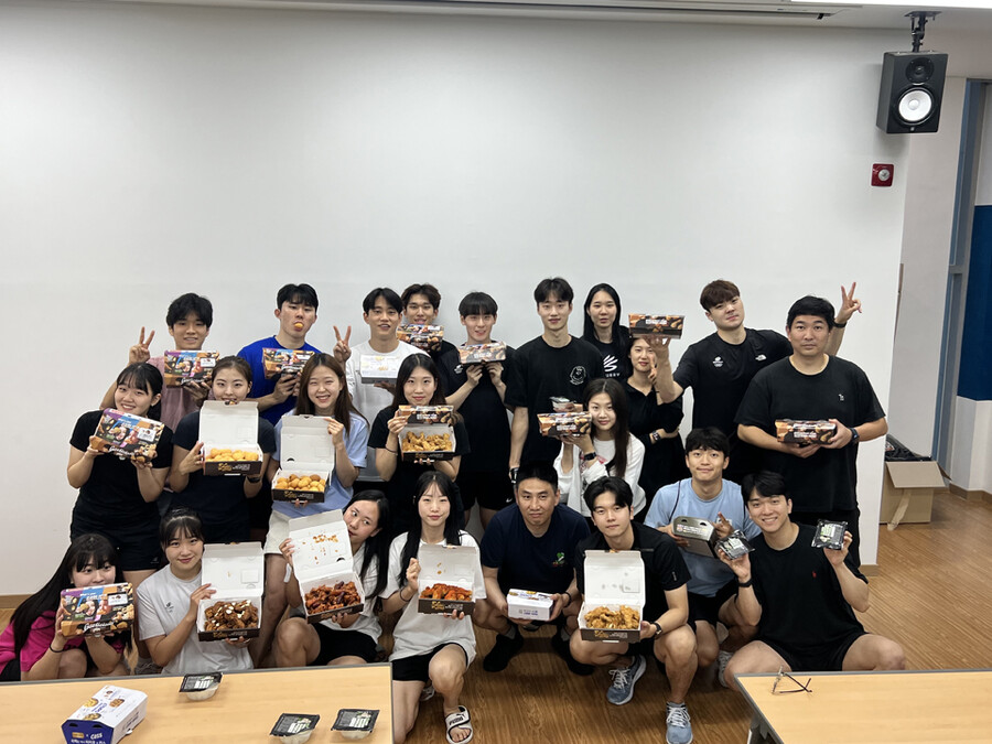 ▲ 초복을 맞아 BBQ 치킨을 전달 받은 스피드스케이팅 국가대표 선수들 ⓒ대한빙상경기연맹