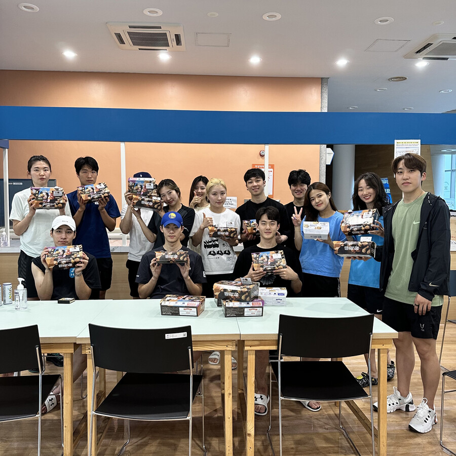 ▲ 초복을 맞아 BBQ 치킨을 전달 받은 쇼트트랙 국가대표 선수들 ⓒ대한빙상경기연맹
