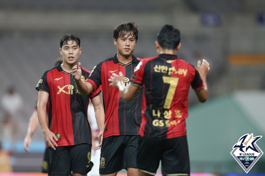 ▲ 득점한 김주성이 나상호와 기쁨을 나누고 있다. ⓒ한국프로축구연맹