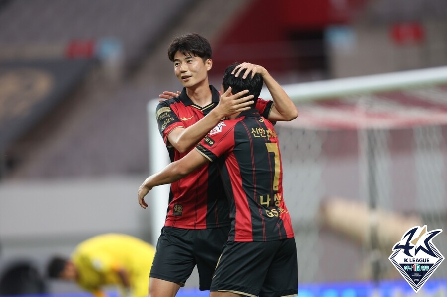 ▲ 기성용과 기뻐하는 나상호. ⓒ한국프로축구연맹