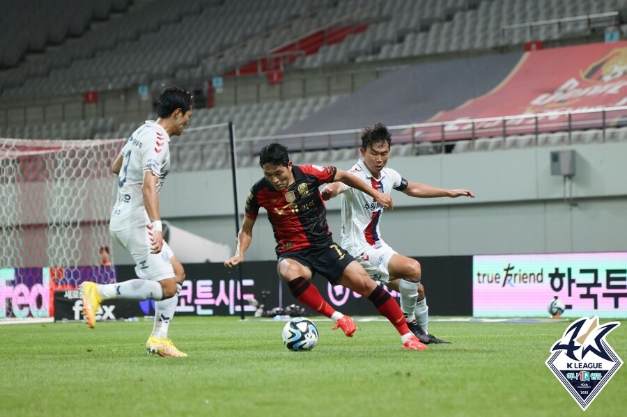 ▲ 드리블하는 나상호.  ⓒ한국프로축구연맹