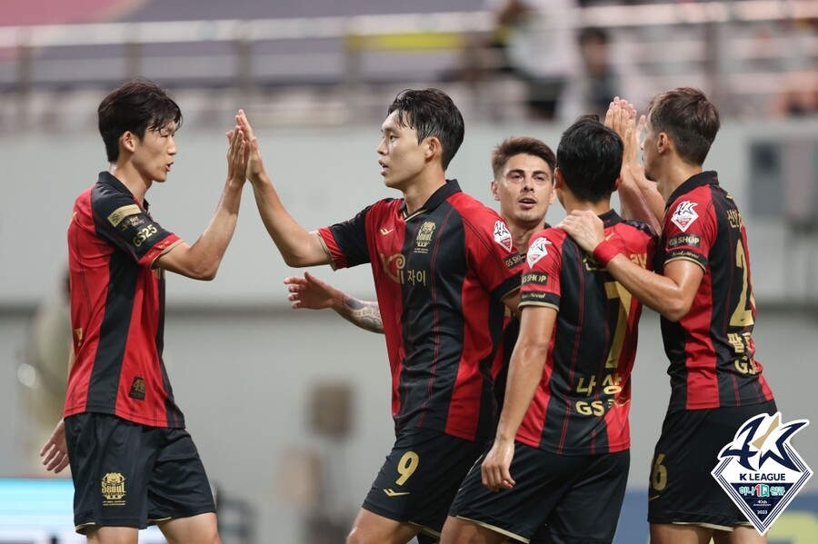 ▲ 득점을 축하받는 김신진 ⓒ한국프로축구연맹