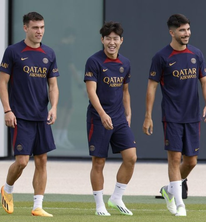 ▲ 우가르테(왼쪽)와 솔레르(오른쪽) 사이에서 웃고 있는 이강인  ⓒPSG