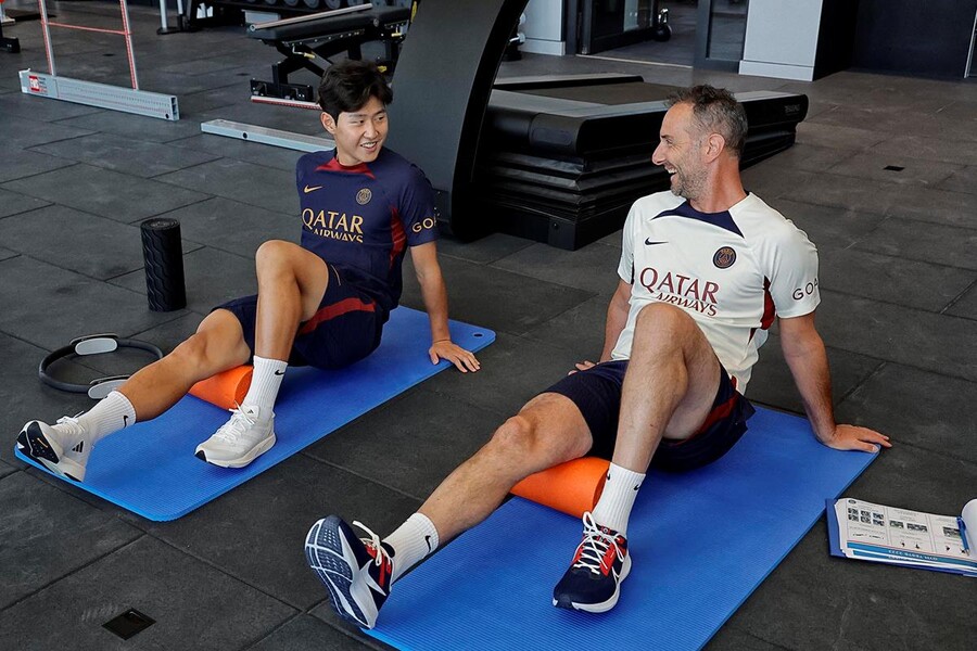 ▲ 이강인은 스태프와도 친화력을 발휘하고 있다 ⓒ PSG