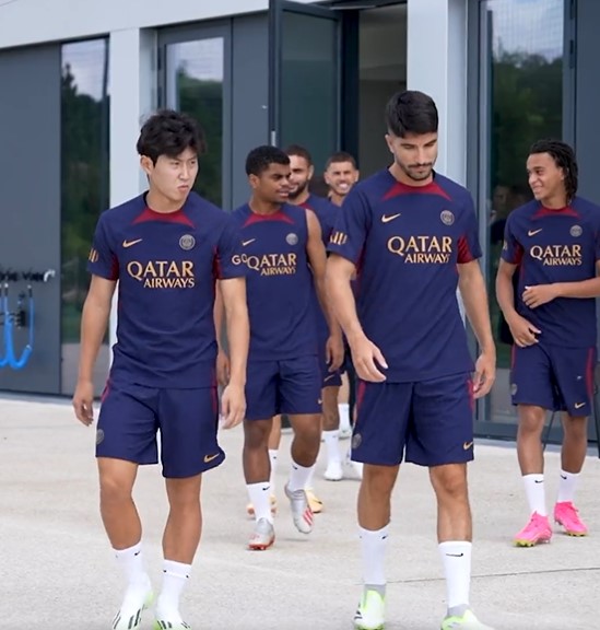 ▲ 솔레르와 대화를 나누고 있는 이강인 ⓒPSG