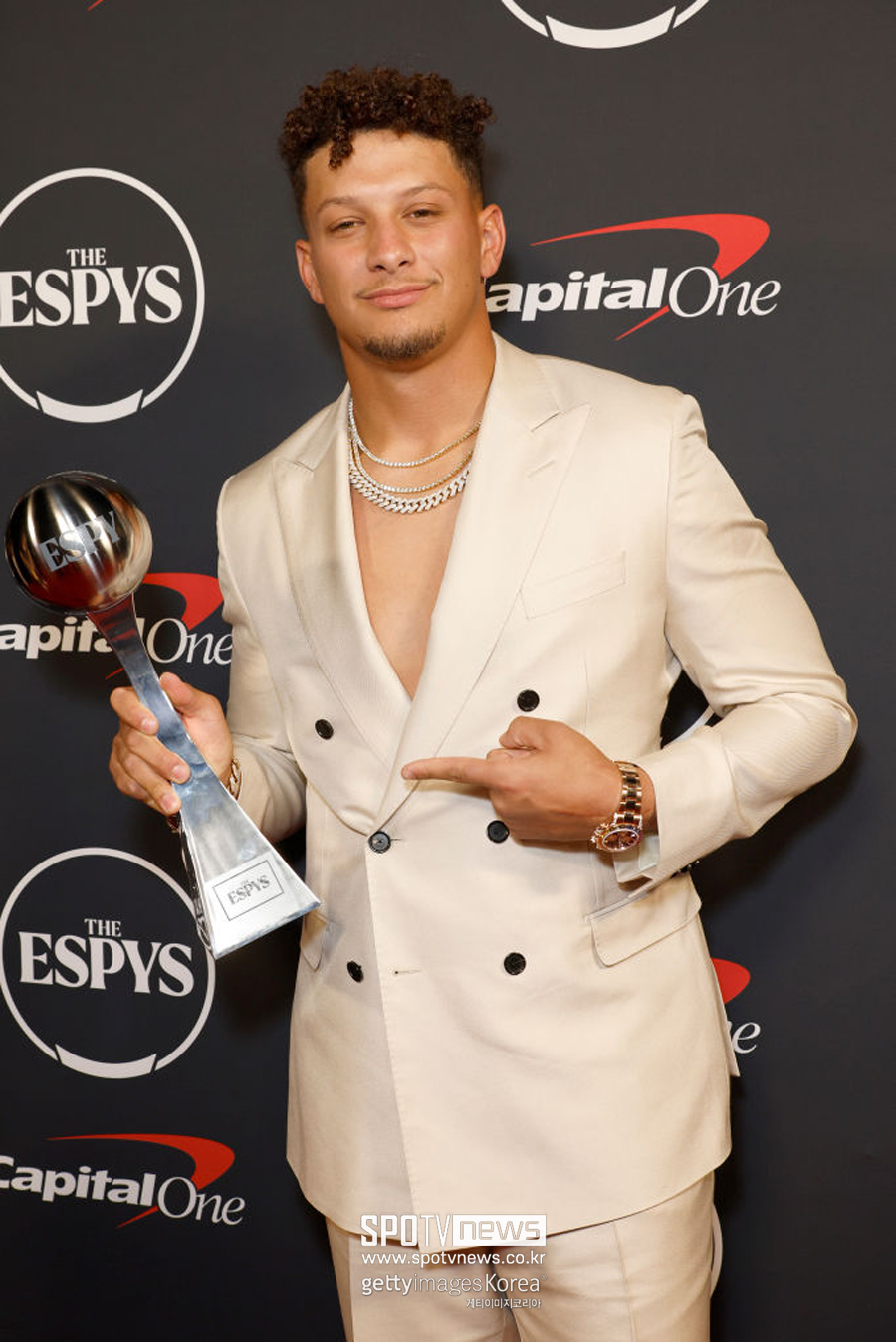 NFL 현역 최고 쿼터백 마홈스-'스키 여제' 시프린, ESPY 올해이 남녀 선수상 수상