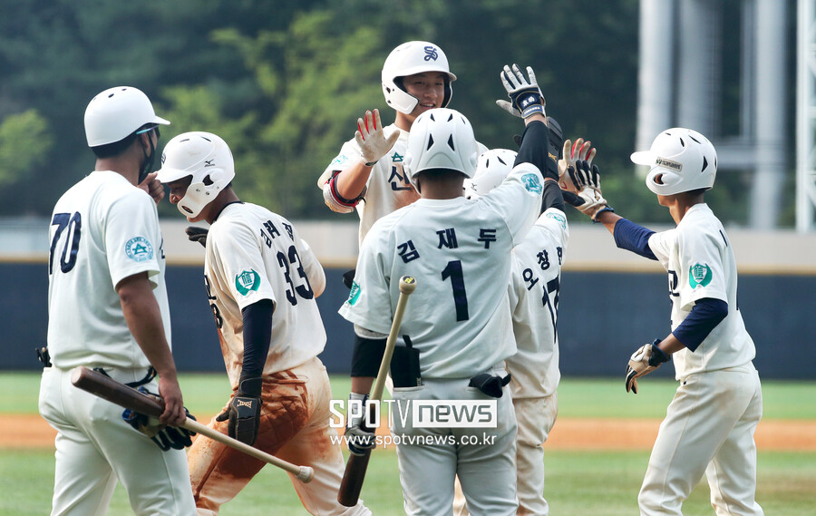 KBO 미지명 선수, MLB 드래프트로 프로行…한국 최초 주인공 "솔직히 아직도 안 믿겨요"