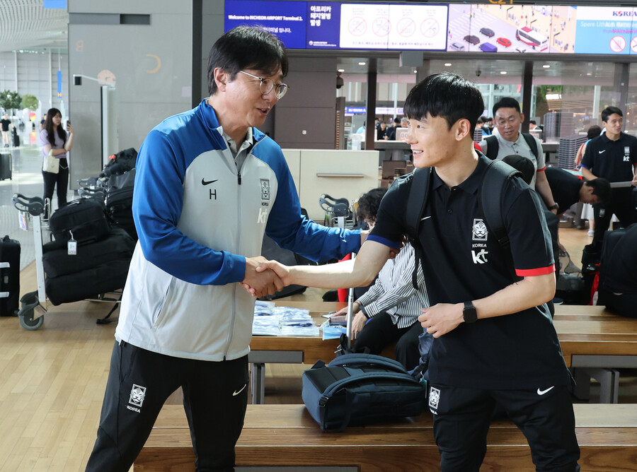 ▲ 항저우 아시안게임 축구대표팀 황선홍 감독이 지난달 12일 중국과 원정평가전을 치르기 위해 인천국제공항을 통해 출국하며 엄원상과 악수하고 있다. ⓒ연합뉴스