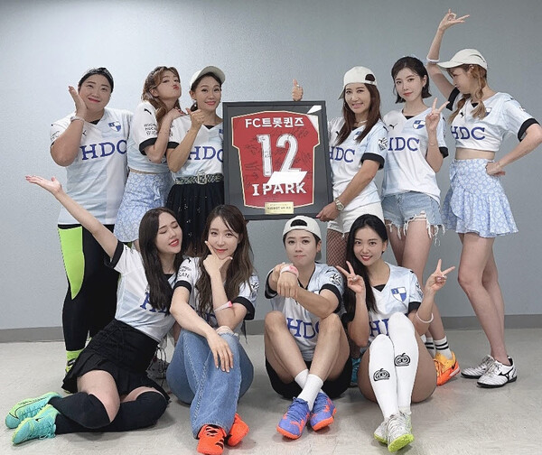 FC트롯퀸즈, 부산아시아드경기장 섰다…부산아이파크 홈경기 시축