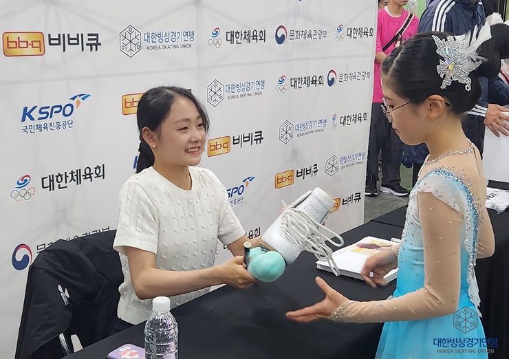 ▲ 피겨 국가대표 김채연이 생활체육 동호인들에게 사인을 해주고 있다. ⓒ대한빙상경기연맹