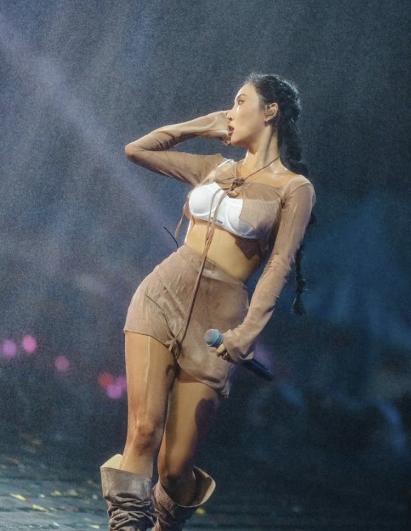 화사가 논란에 대처하는 법…"경찰 고발보다 무대"[이슈S]