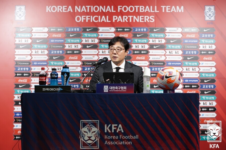 ▲ 지난 14일 2022 항저우 아시안게임 남자 축구 대표팀 명단 발표 기자회견에서 황선홍 감독. ⓒ대한축구협회