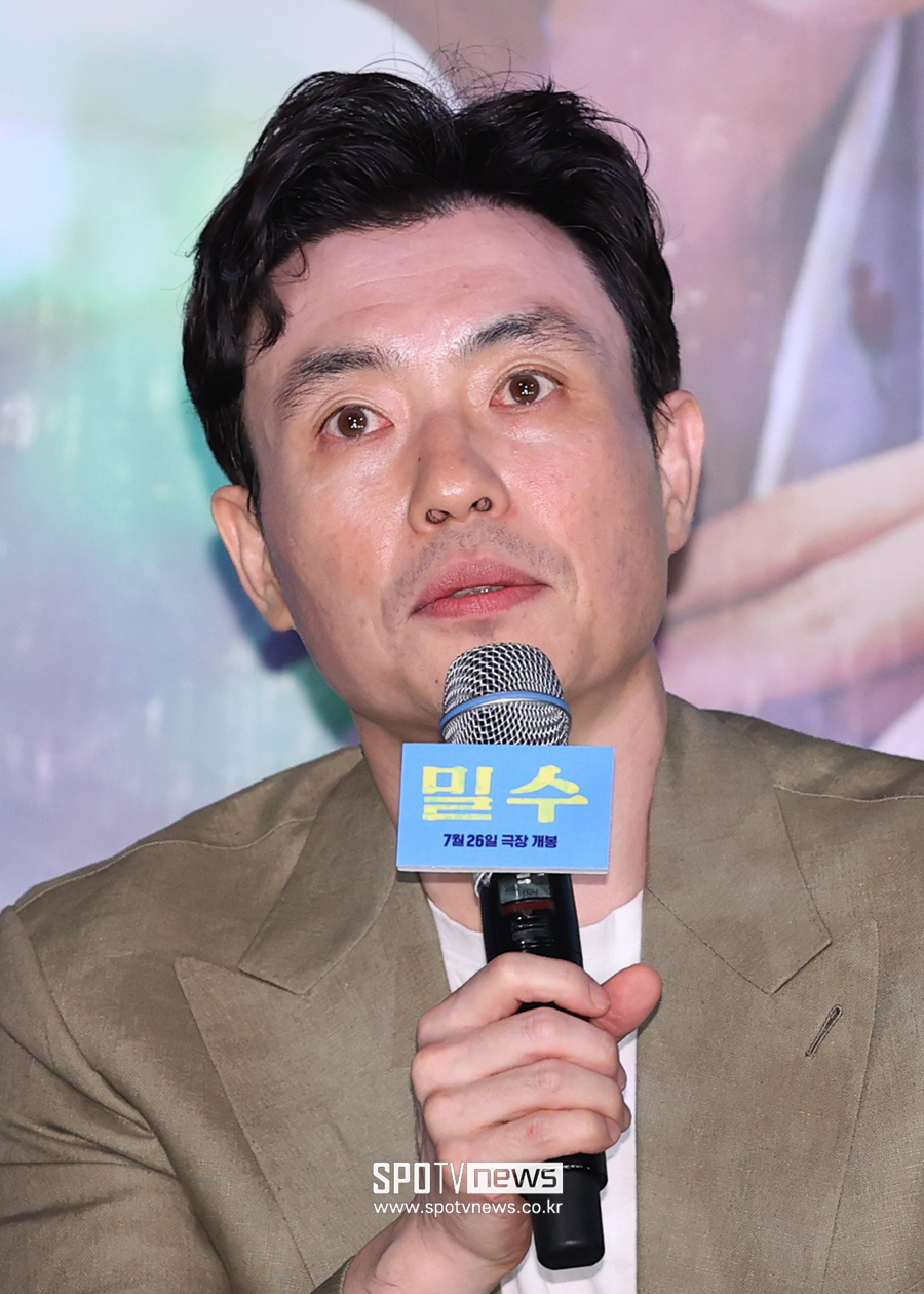 '밀수' 류승완 감독 "옷 잘 입는 동생 류승범, 父 닮았다"