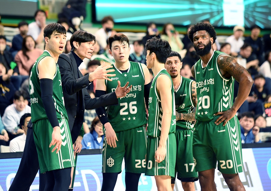 ▲ 김주성 감독과 원주 DB 선수들 ⓒ KBL