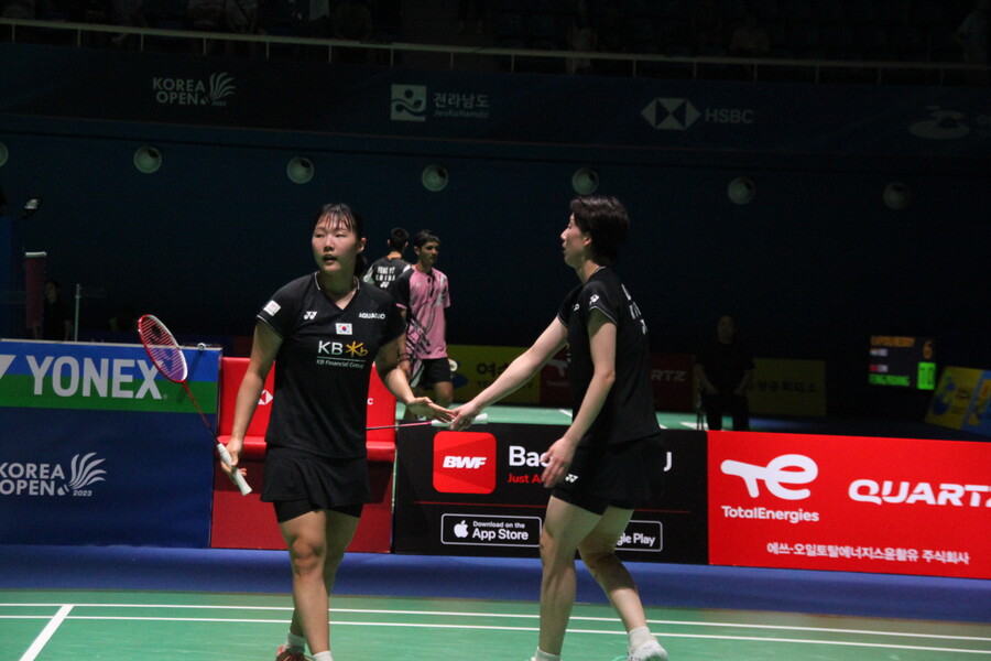 ▲ 2023 BWF 코리아오픈에서 경기를 펼치는 백하나(왼쪽)와 이소희 ⓒ대한배드민턴협회
