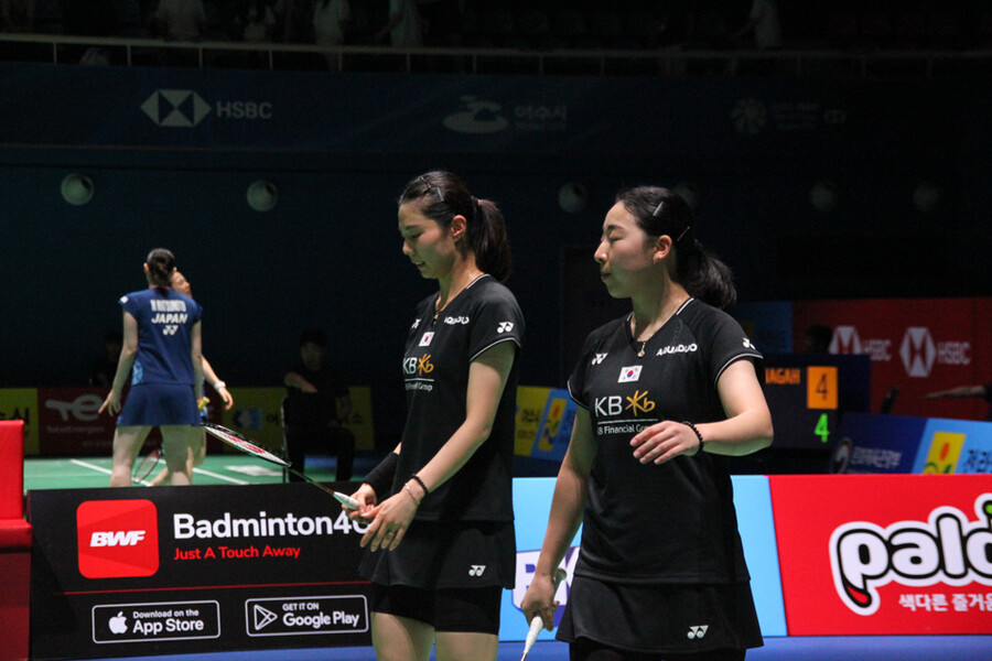 ▲ 김소영(왼쪽)과 공희용이 2023 BWF 코리아오픈에서 경기를 펼치고 있다. ⓒ대한배드민턴협회