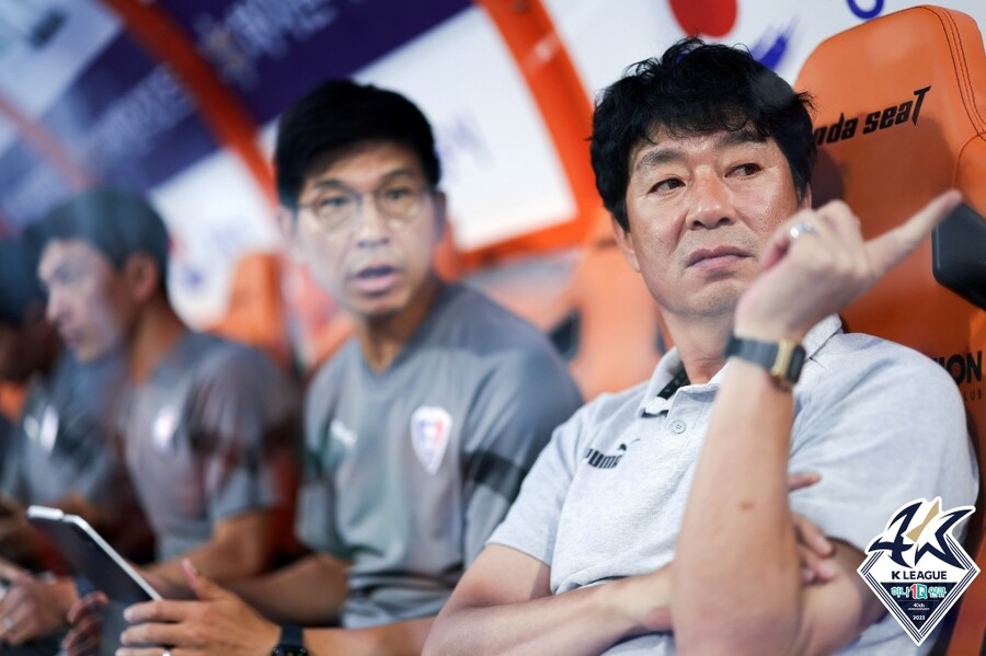 ▲ 수원 부임 후 첫 연승을 달린 김병수 감독. ⓒ한국프로축구연맹