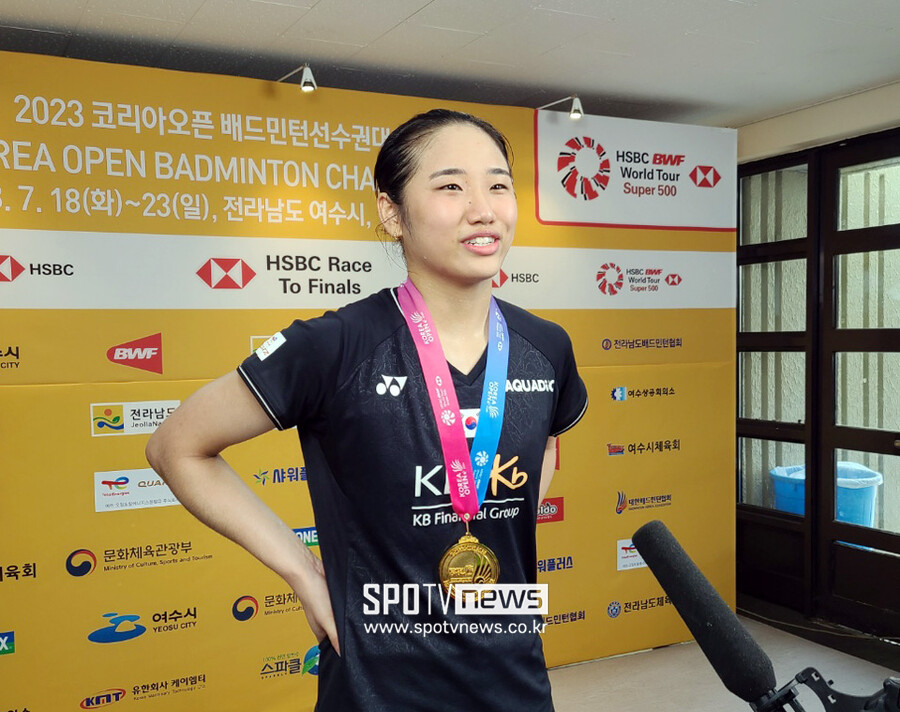▲ 2023 BWF 코리아오픈 여자 단식에서 우승한 안세영이 믹스트존에서 인터뷰를 하고 있다. ⓒ여수 진남체육관, 조영준 기자