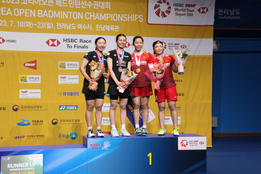 ▲ 2023 BWF 코리아오픈 여자 복식에서 준우승한 공희용(왼쪽부터), 김소영, 우승한 자이판, 천칭천 ⓒ대한배드민턴협회