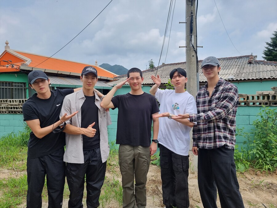 ▲ 몬스타엑스와 입대하는 주헌. 출처| 몬스타엑스 공식 트위터
