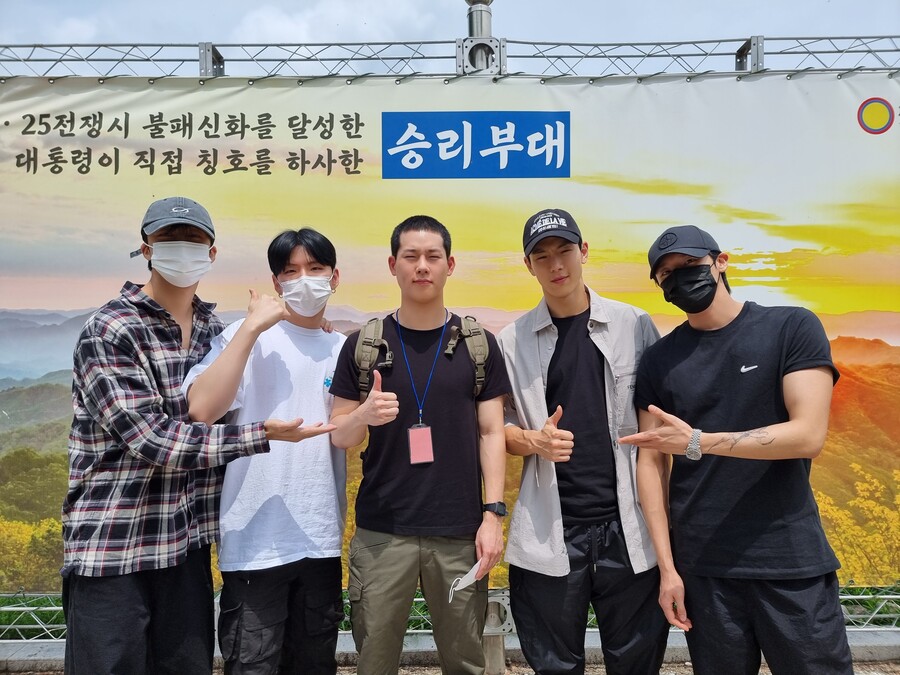▲ 몬스타엑스와 입대하는 주헌. 출처| 몬스타엑스 공식 트위터