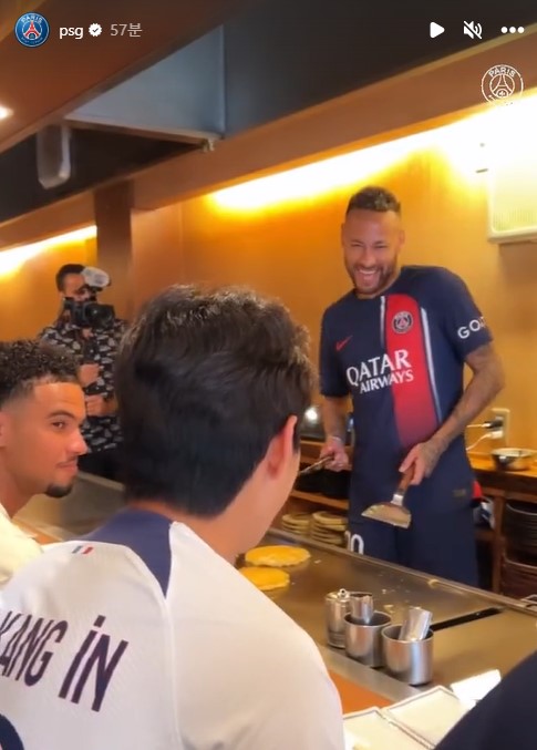 ▲ 이강인을 바라보며 장난치는 네이마르  ⓒPSG