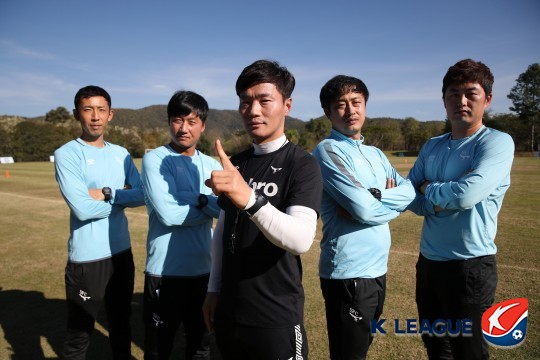 ▲ 남기일 제주 유나이티드 감독(사진 맨 위 가운데)을 코치로 보좌했던 이정효 감독. 남 감독과 지도 스타일이 닮았지만, 언변에는 차이가 있다. 확실한 개성이 있는 이정효 감독. ⓒ한국프로축구연맹