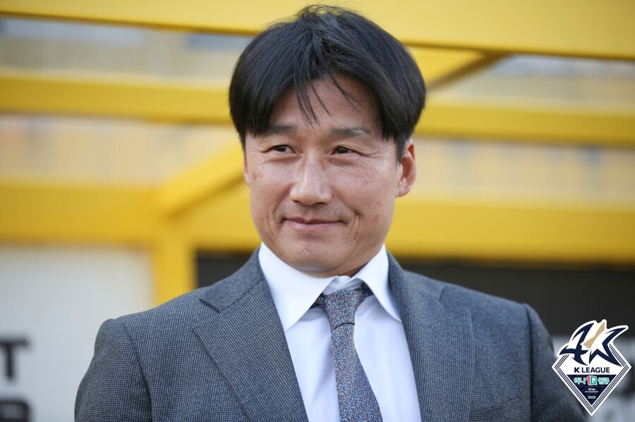 ▲ 남기일 제주 유나이티드 감독(사진 맨 위 가운데)을 코치로 보좌했던 이정효 감독. 남 감독과 지도 스타일이 닮았지만, 언변에는 차이가 있다. 확실한 개성이 있는 이정효 감독. ⓒ한국프로축구연맹