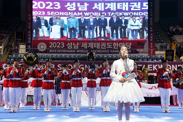 ▲ '2023 성남 세계 태권도 한마당' 개회식에서 판소리 버전의 애국가를 부르고 있는 김태연. 제공| 2023 성남 세계태권도한마당 조직위원회