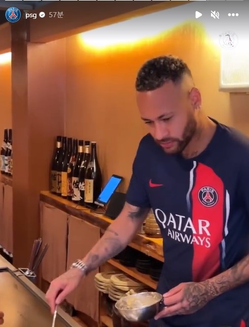 ▲ 일본 음식을 만드는 네이마르 ⓒPSG
