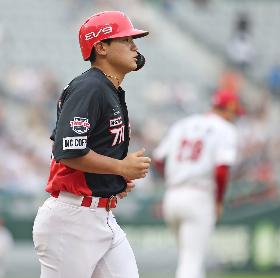 ▲ 25일 창원 NC전에서 파울 타구에 왼 발목을 맞은 김도영 ⓒKIA타이거즈