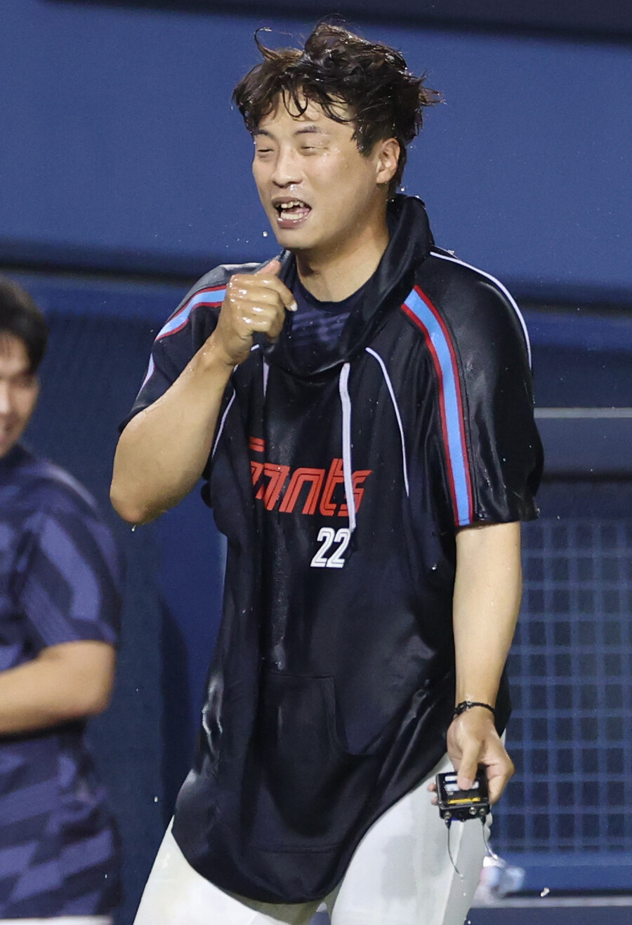 ▲ 100홀드 축하 물 세례를 받은 구승민 ⓒ 연합뉴스