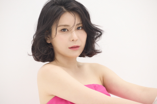 최향, 1년 만에 컴백…신곡 '콩닥콩닥' 발표