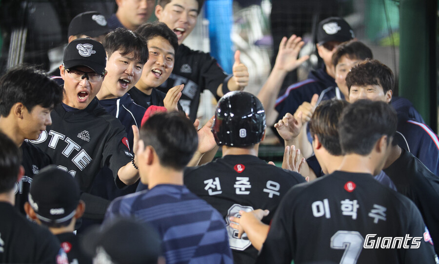 ▲전준우가 득점 후 기뻐하고 있다. ⓒ롯데 자이언츠