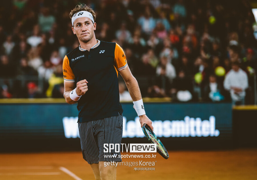 ▲ 카스페르 루드가 2023 ATP 투어 함부르크오픈 단식 16강전에서 득점을 올린 뒤 주먹을 불끈 쥐고 있다.